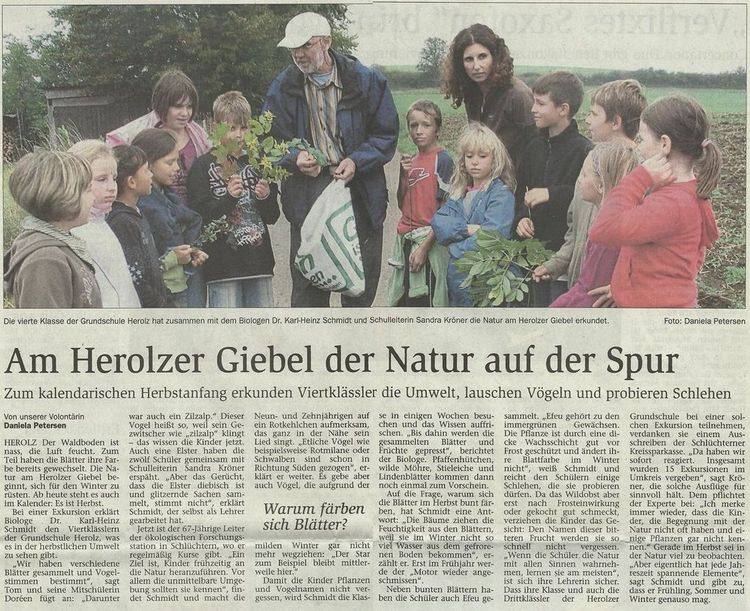 Presseartikel Am Herolzer Giebel der Natur auf der Spur - Zum kalendarischen Hervstanfang erkunden Viertklässler die Umwelt, lauschen vögeln und probieren Schlehen.